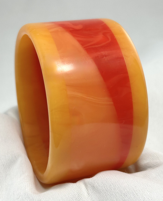 AB175 Dombek wide diagonal laminated bakelite bangle