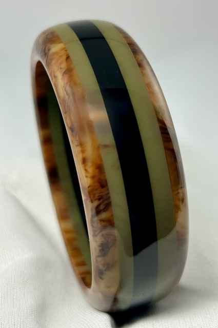 AB178 Jessie Fowler laminated stripe bakelite bangle