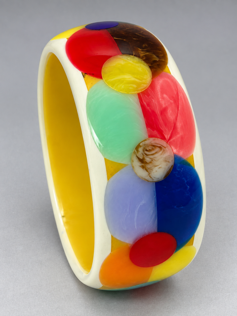 APK12 Atelier Papillon large half dots bakelite bangle