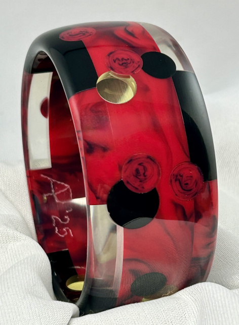 AP12 marbled red and black brickwork and dots bakelite bangle