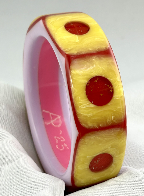 AP19  laminated "kitchen sink" bakelite bangle