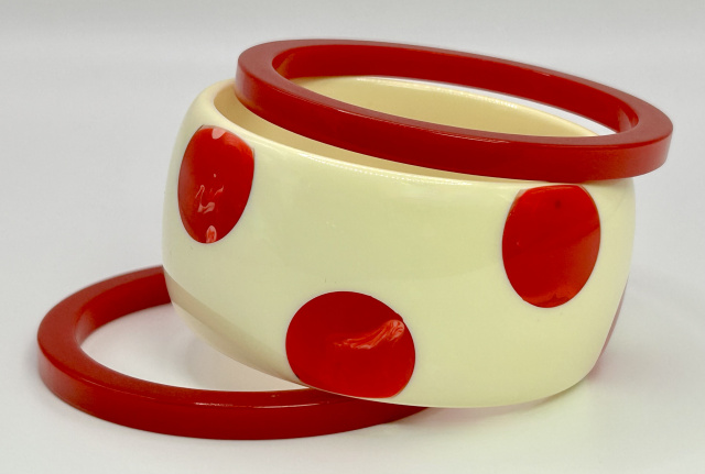APL3 Atelier Papillon wide cream bakelite bangle with marbled red 3/4 edge dots