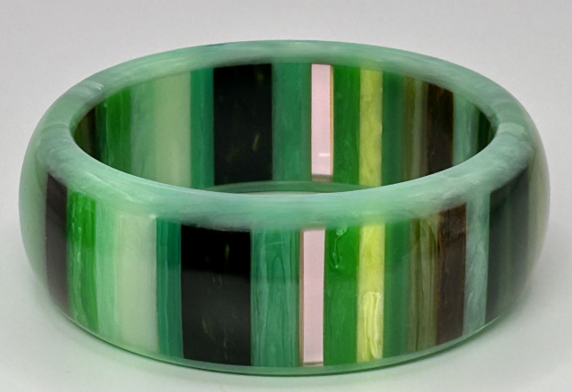 APK5 Atelier Papillon green vertical stripes laminated bakelite bangle