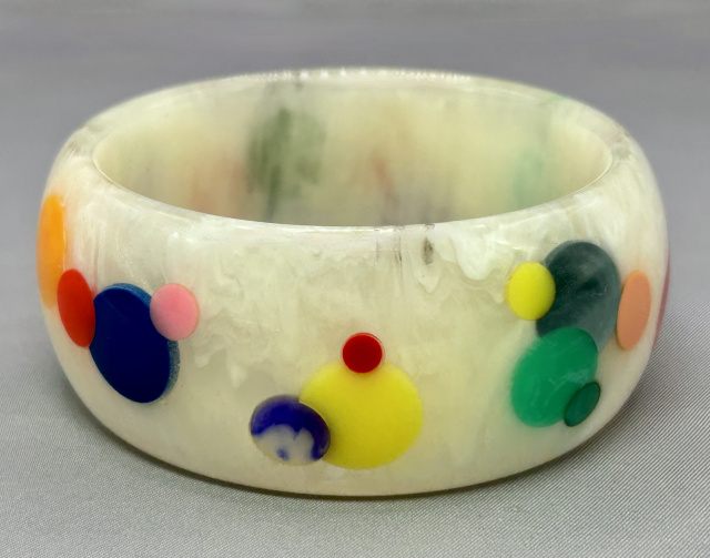 APK10 Atelier Papillon marbled ivory lucite bangle with confetti bakelite and galalith dots