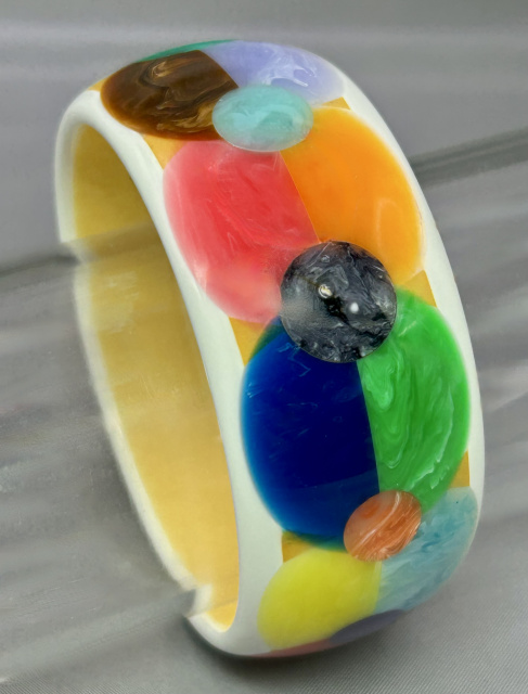 APK12 Atelier Papillon large half dots bakelite bangle