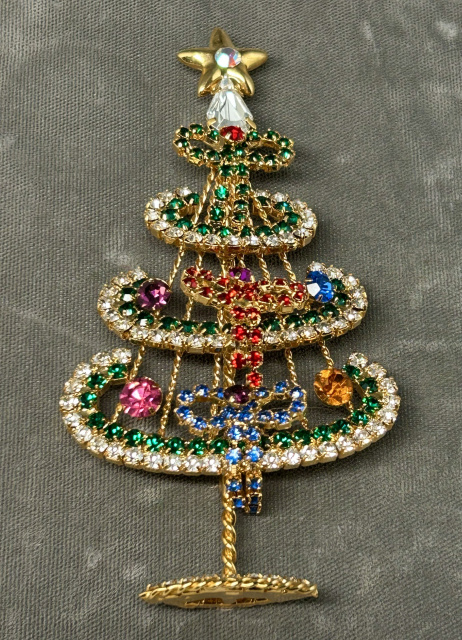 CHR18 bow standing xmas tree pin