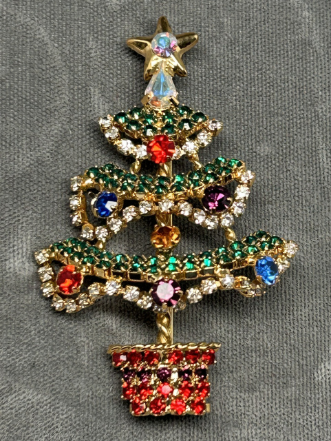 CHR27 sm standing xmas tree pin