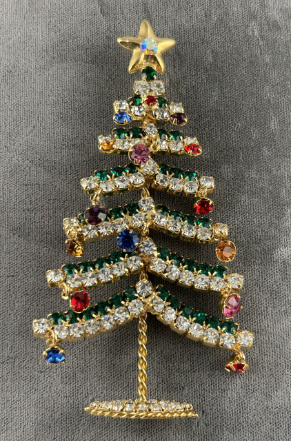 CHR24 unsigned standing xmas tree pin