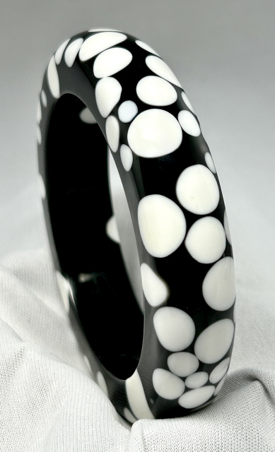SO101 Sobral black with white dots resin bangle